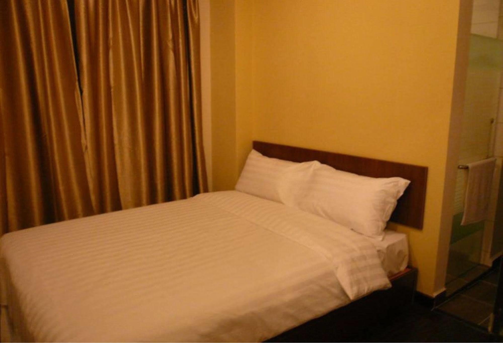 101 Lake View Hotel Puchong Esterno foto
